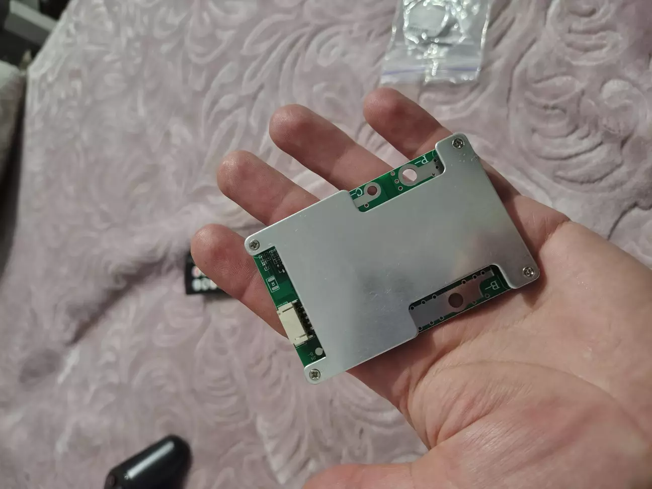 Взяв ось таку. З окремо розведеними входом зарядки і виходом навантаження