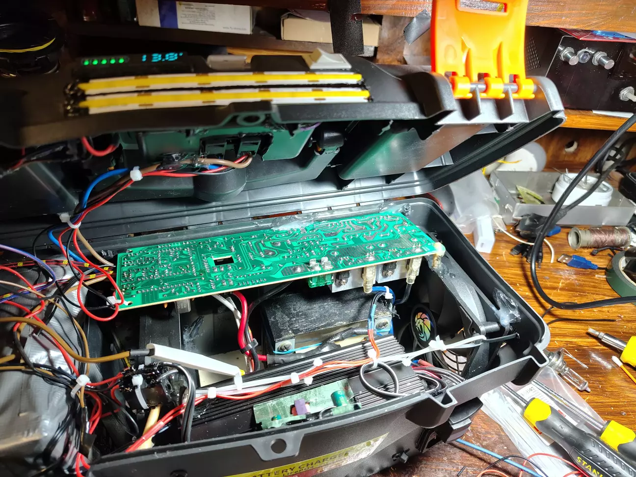 В процесі збірки. Кулери два на видув 120мм.