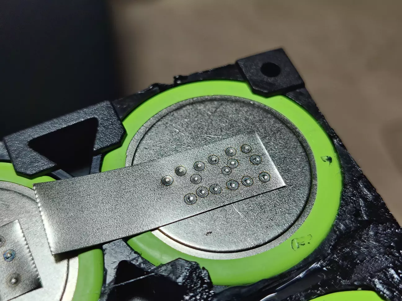 Просто чудово зварює. Варив п'ятачки,а вже до них паяв мідну шину