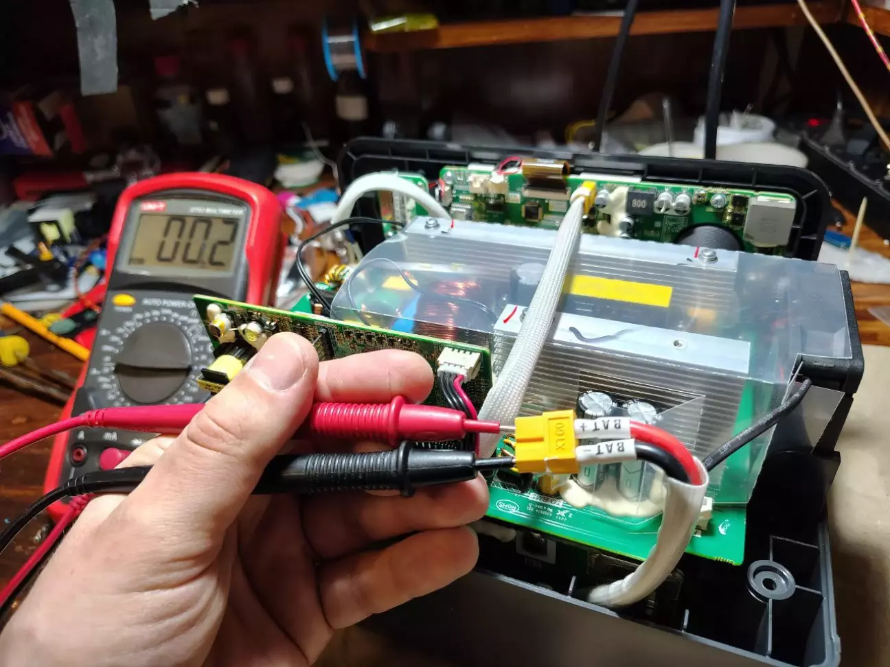 Розбираю,заміряю напругу на виході акб