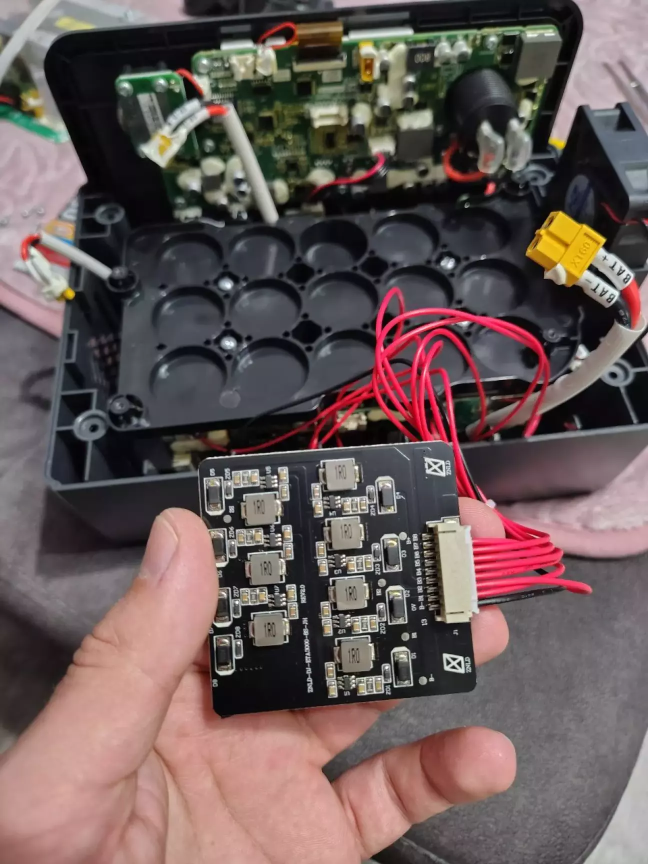 Вставляємо роз'єм в плату і починаємо припаюватись до контактів на платі bms починаючи завжди з В-