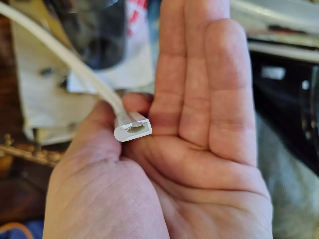 Неонова стрічка,десь 65см приблизно на одну сторону