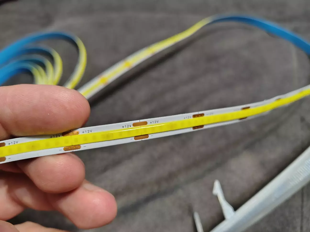 Перша думка була використать таку стрічку але вона жовтила і не зайшло