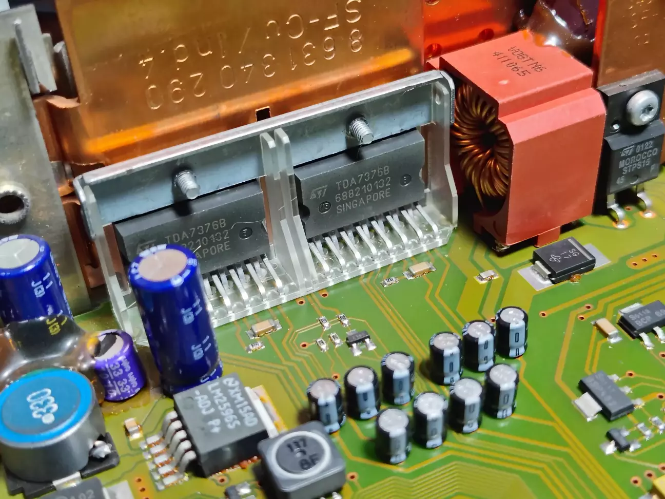 Подивіться який шикарний мідний радіатор у підсилювачів звуку