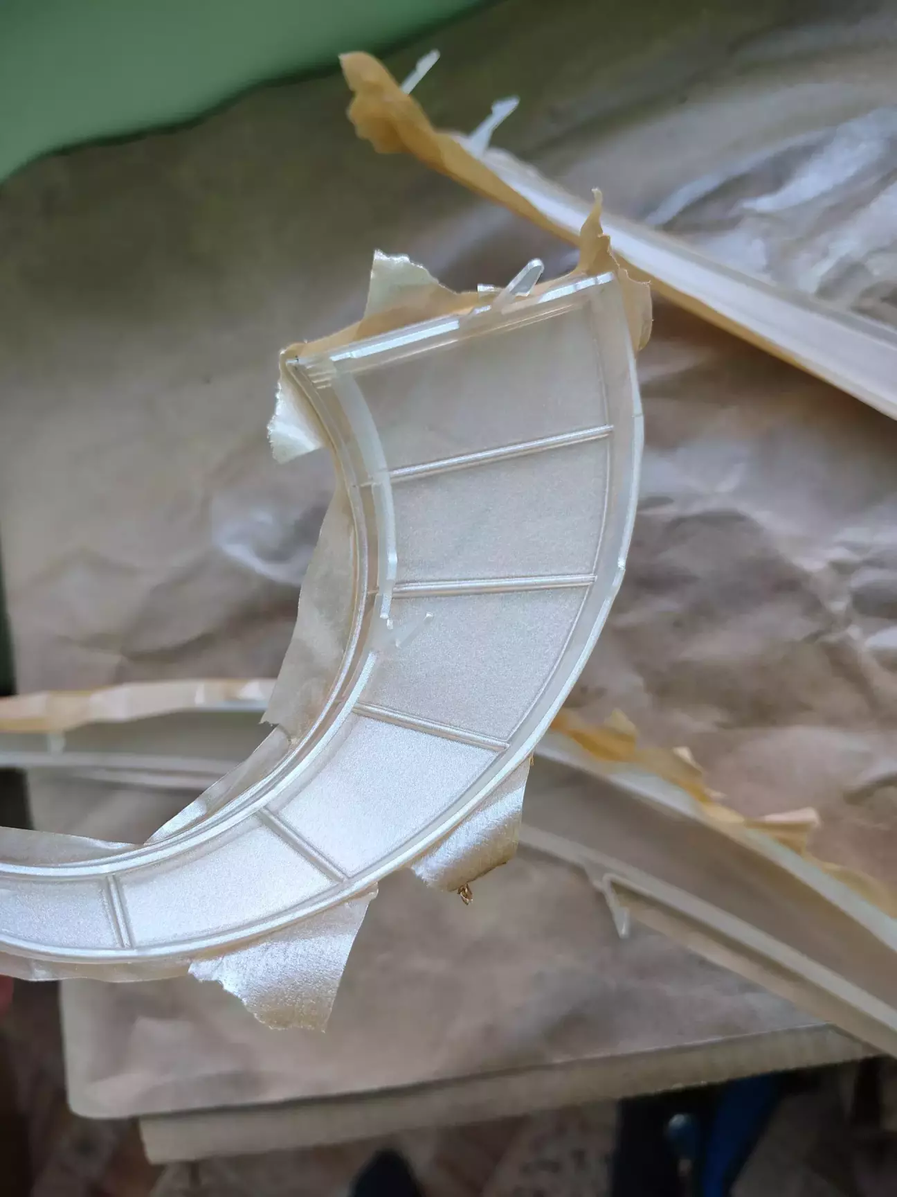 Наносив з внутрішньої сторони. Попередньо все було прозоре повністю