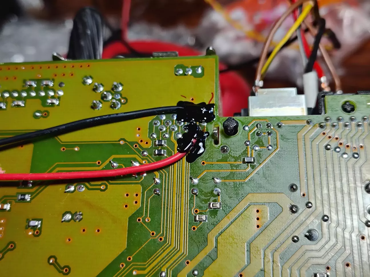 Флюс змив та зафіксував додатково клеєм