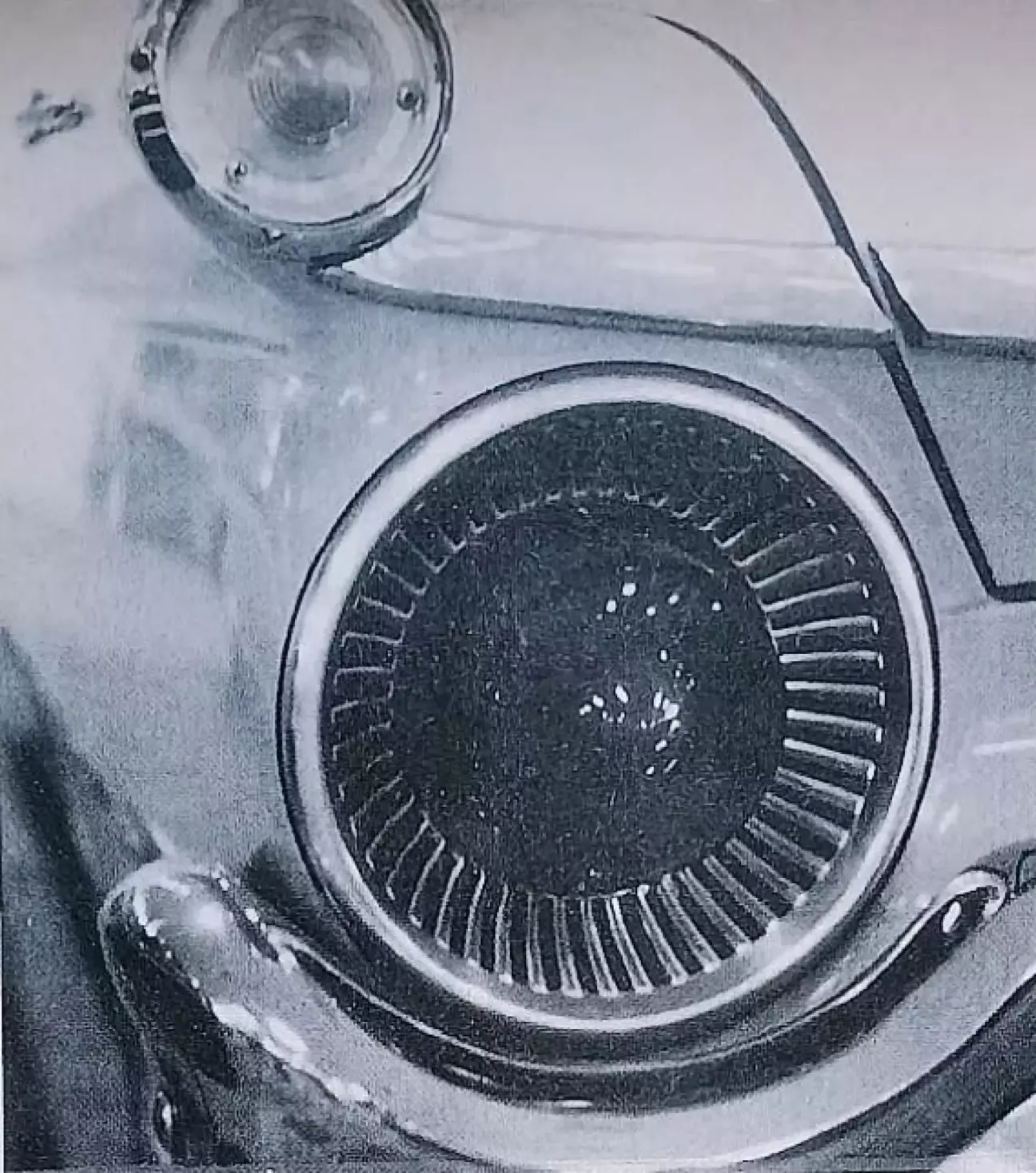 Fairlane 1959 года: архитектура задних фонарей стилизована под сопло ракетного двигателя.