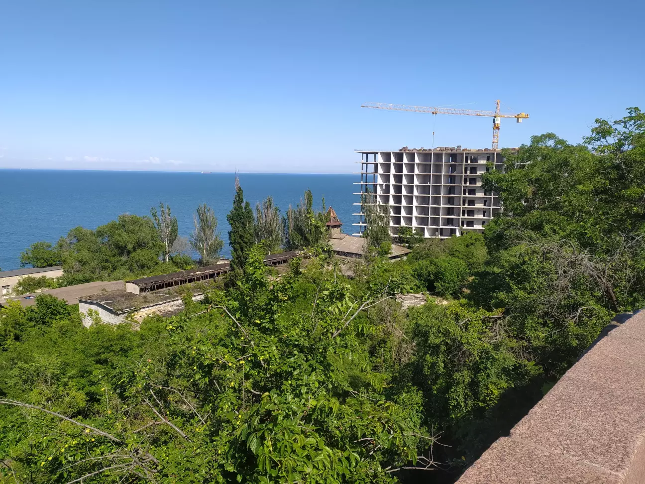 Ось такі конструкції, прямо не березі моря, місто не прикрашають(