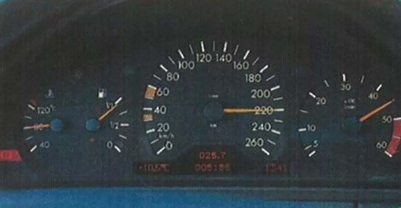 Седан 300 E Turbodiesel играючи преодолевает рубеж в 200 км/ч.