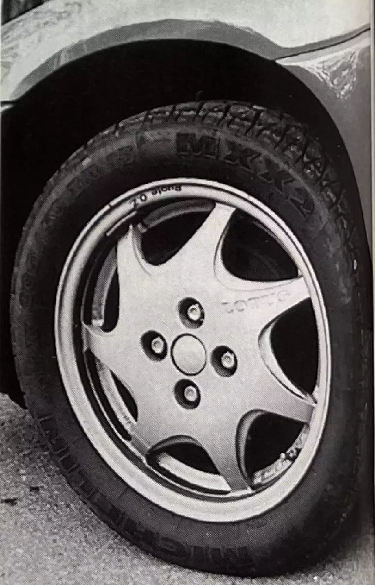 Очень красивые легкосплавные колесные диски обуты в покрышки Michelin MXX2 размерности 205/50 ZR 15.