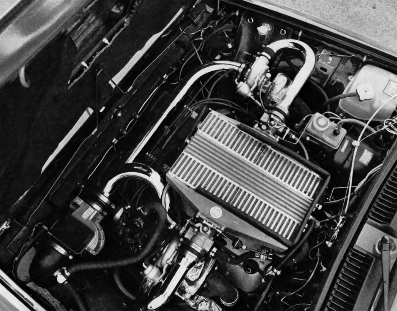 Callaway Twin Turbo заметно усложняет архитектуру подкапотного пространства.