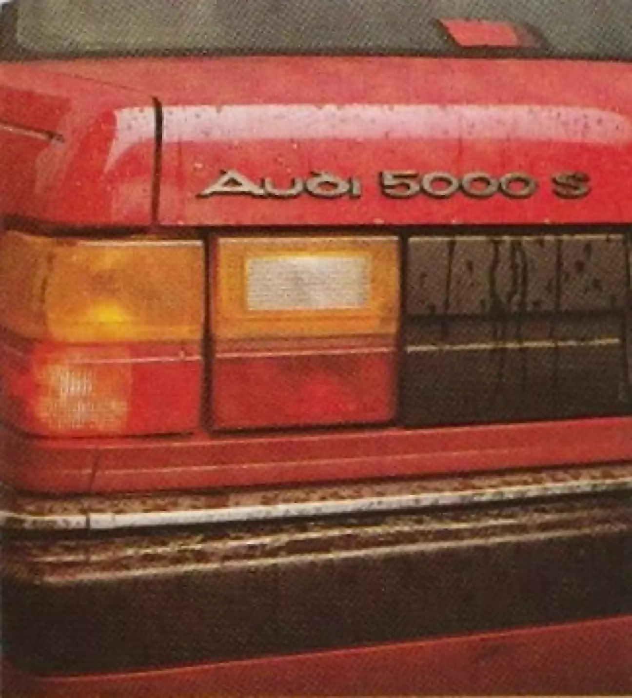 В седане Audi 5000 S Джеффа все еще остается свободное место в багажнике для размещения эквалайзера.