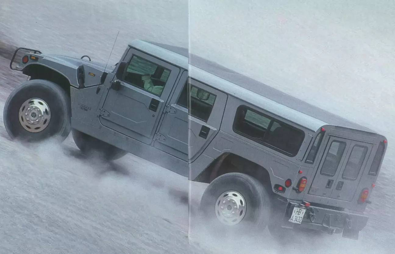 Крутые подъемы пугают тяжелый внедорожник Hummer не больше, чем груды камней и щебня.