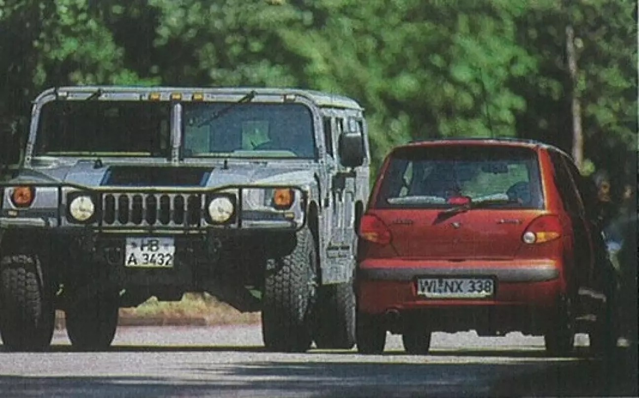 Встреча в каменных джунглях: городской малыш Matiz и боец Hummer.