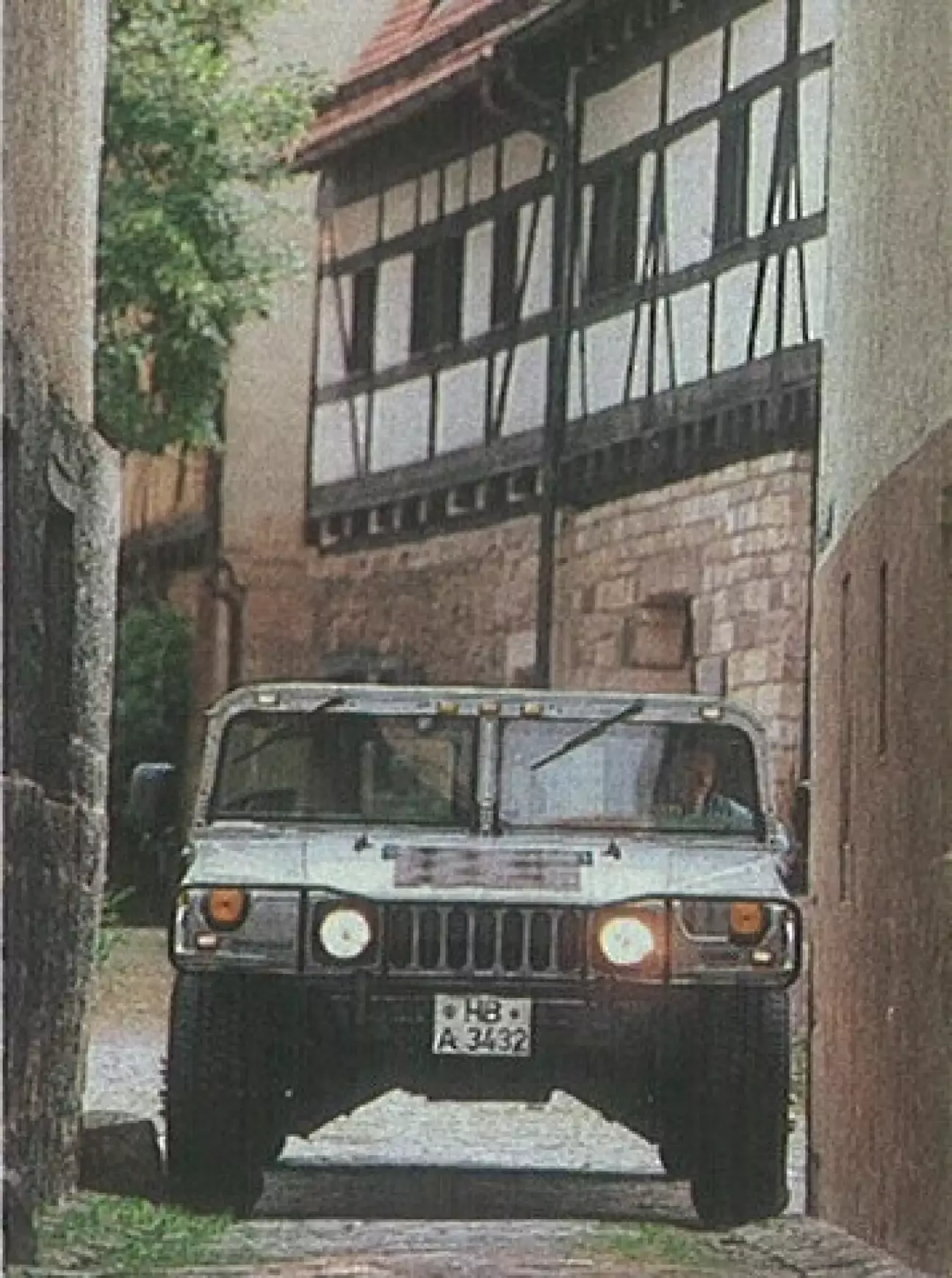 Узкие улочки — злейший враг Hummer, здесь требуется ювелирная точность управления.