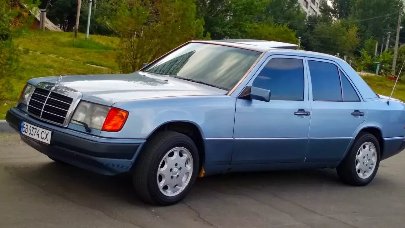 Mercedes-Benz C 124 coupe