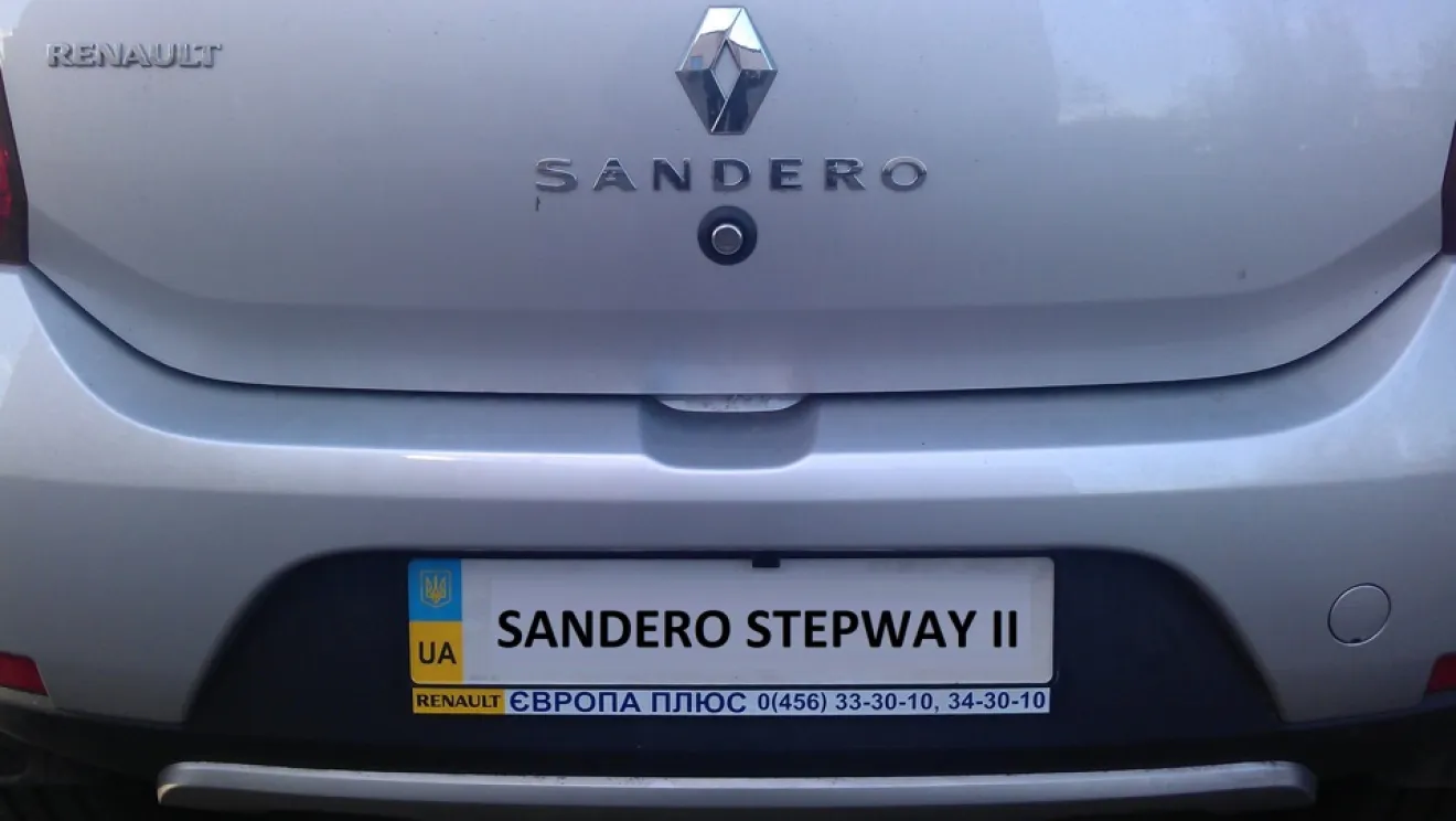 Renault Sandero Stepway (2G) Подключение камеры заднего вида к штатному  мультимедийному устройству Media Nav | DRIVER.TOP - Українська спільнота  водіїв та автомобілів.