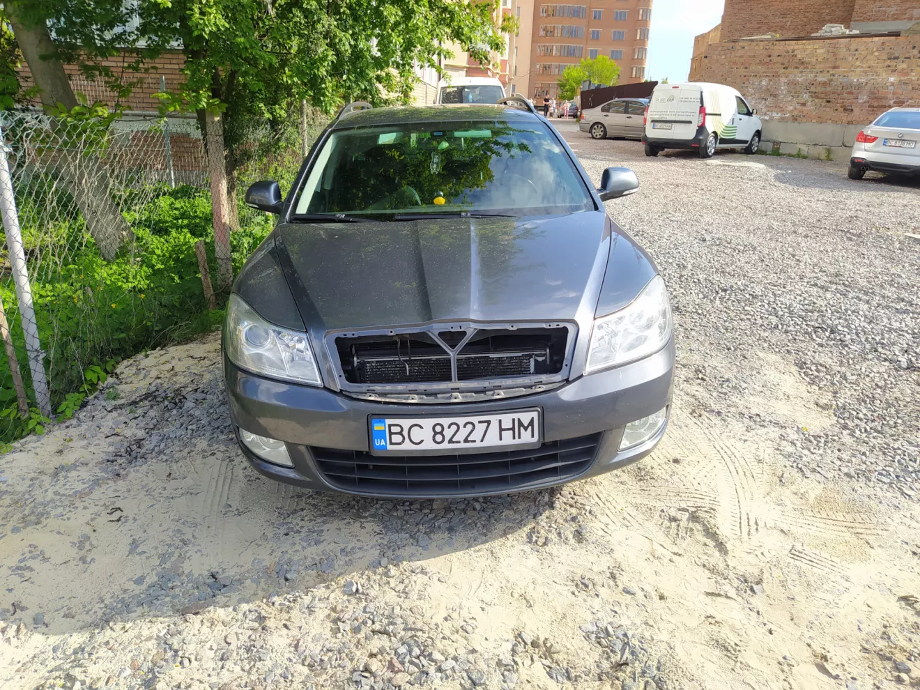 Skoda Octavia Mk2 Skoda Octavia MK 2; Поклейка глянцевой пленки на хром  решетки радиатора и замена эмблемы SKODA | DRIVER.TOP - Українська  спільнота водіїв та автомобілів.