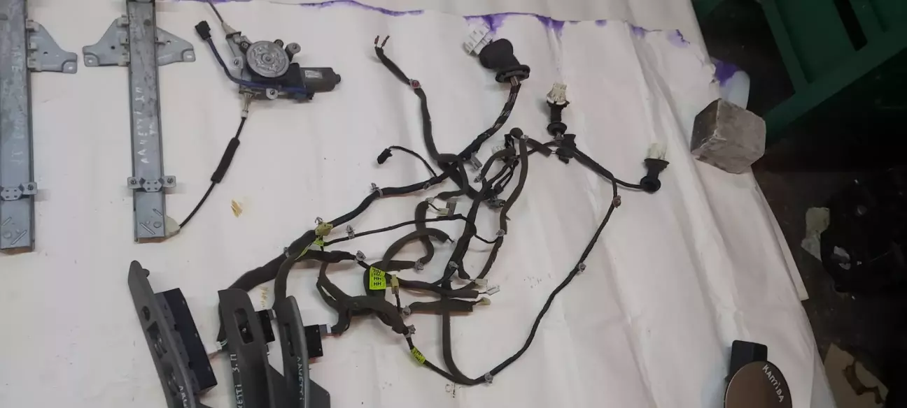 джгути проводів для водійської і двох задніх дверей.