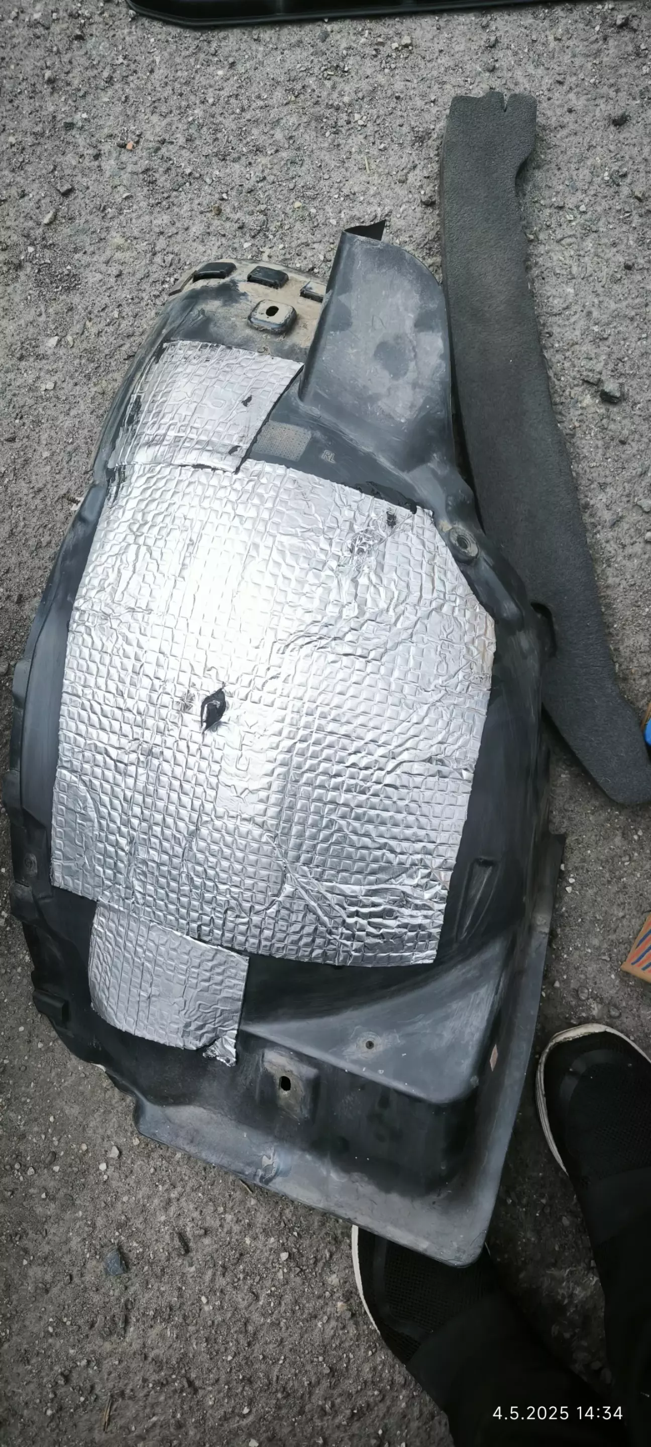Підкрилки в рестайлінгі як погримушки, тонкі та без ворсу. Кидаю вібруху, зайвим не буде.