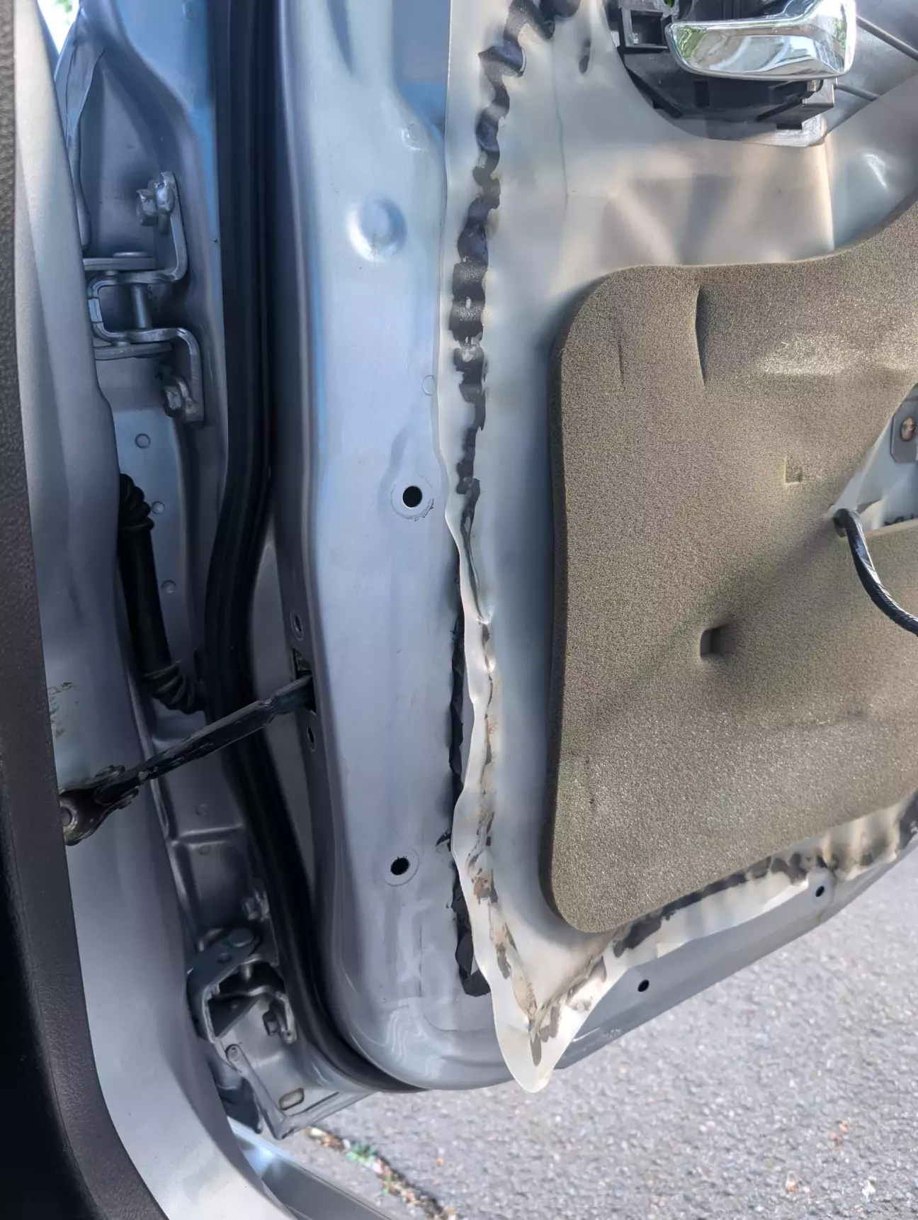 В задніх дверях прийшлося відліпити пластикову плівку, щоб дістати обмежувачі, проте вона дуже добре прілипась назад, тому за це не хвилюйтесь.