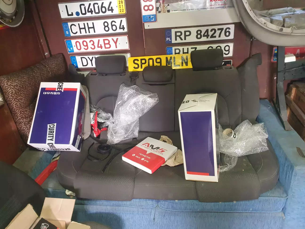 Старі фари запаковані та їдуть до товариша з клубу