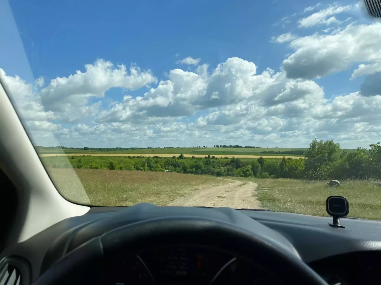 Підʼїжджаємо до місця, де можна лишити авто і піти дивитися водоспад Бурбун) (Це вже в с.Лисець)