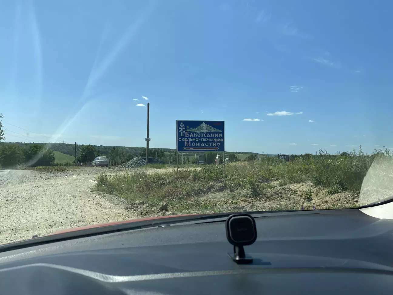 Потім, серед того бездоріжжя, мій інтернет від Лайфсел пропав😂 і ми їхали отак на абум… чисто орієнтир по компасу «десь, бля сюди ніби? Чи ні? Ай, короче, поїхали» 😂 І нехай там не розказуть казки, що жінки погано орієнтуються в просторі, бо в мене палучілось с первого раза і без знаків та навігатора😂 доїхала сюди і видихнула)) Злюка також видихнув, бо манав він той офроуд 🤣 (зрозуміє лише той, хто поїде маршрутом Лисець- Великий Жванчик- Подільське-Грушка-Бакота 😏)