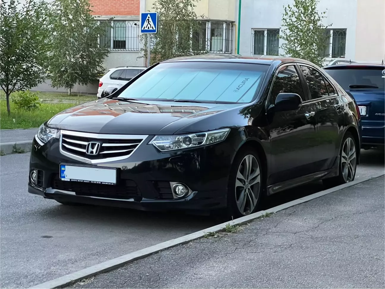 Загальний вигляд з OEM сонцезахисною шторкою.