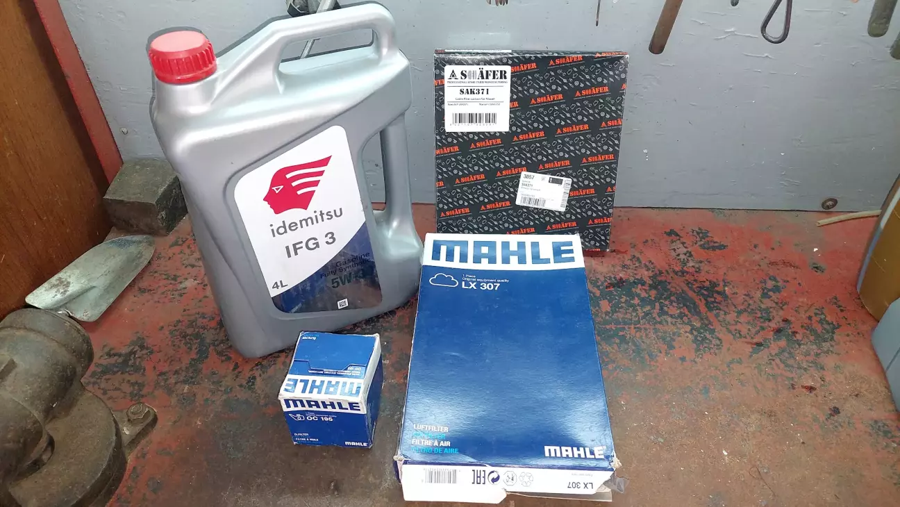 Масло двигуна IDEMITSU 5W30 -4L, фільтр масляний MAHLE OC 195, повытряний фыльтр MAHLE LX 307, фыльтр салону вугольний SHAFEER SAK371 for NISSAN