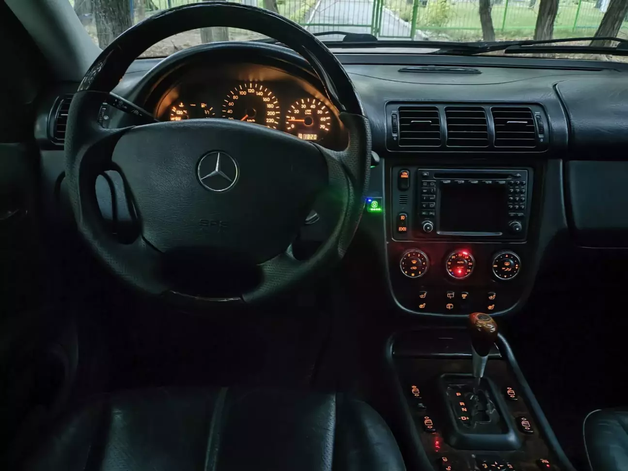 Кермо Brabus на своєму штатному місці)