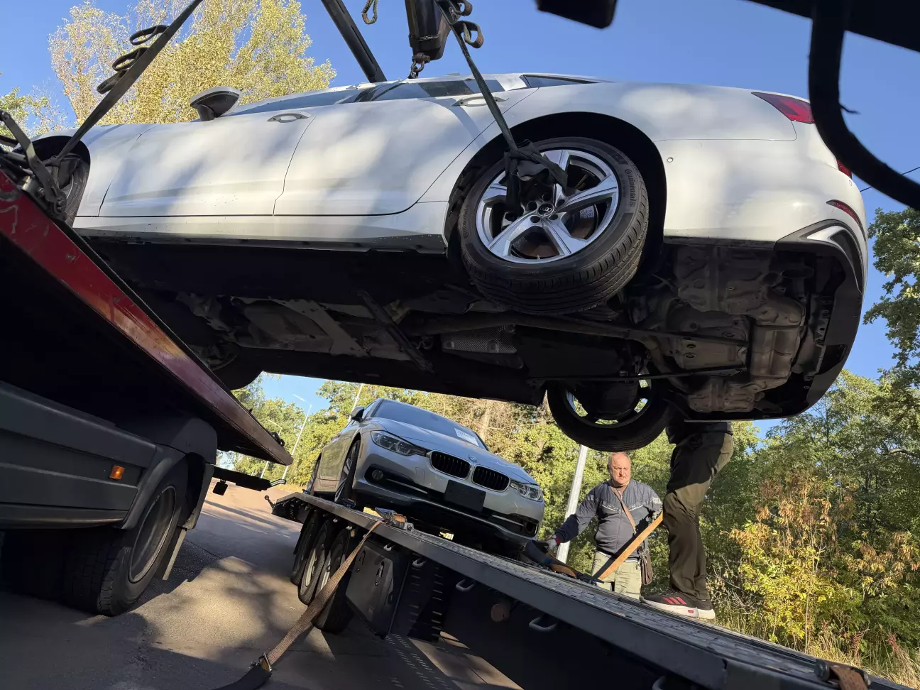 Розгружають з автовоза в Києві