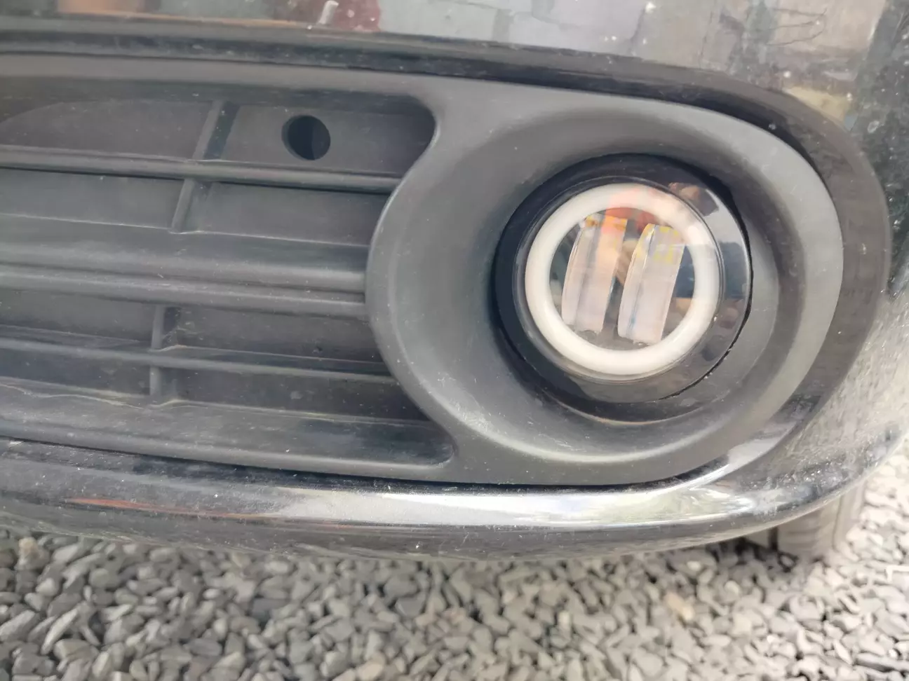 Два. Дивись як врізалась фара зліва вгорі декоративної накладки і справа внизу!