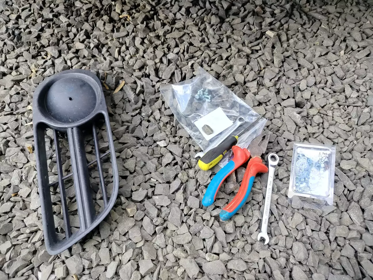 Нехитрий інструмент. Тільки канцелярського ножа і шурупокрута не видно