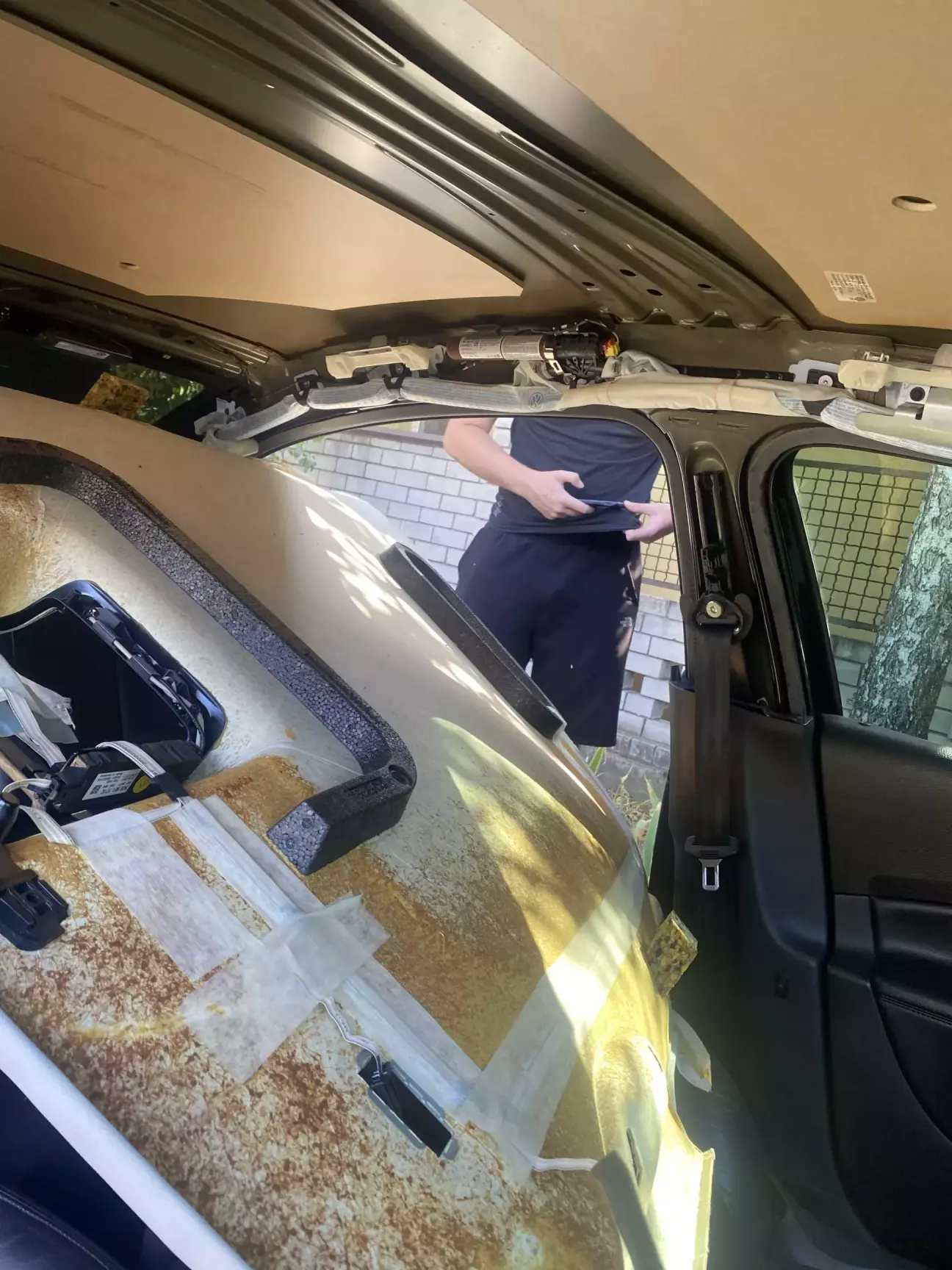 Вот таким способом вытаскивали и вставляли его)