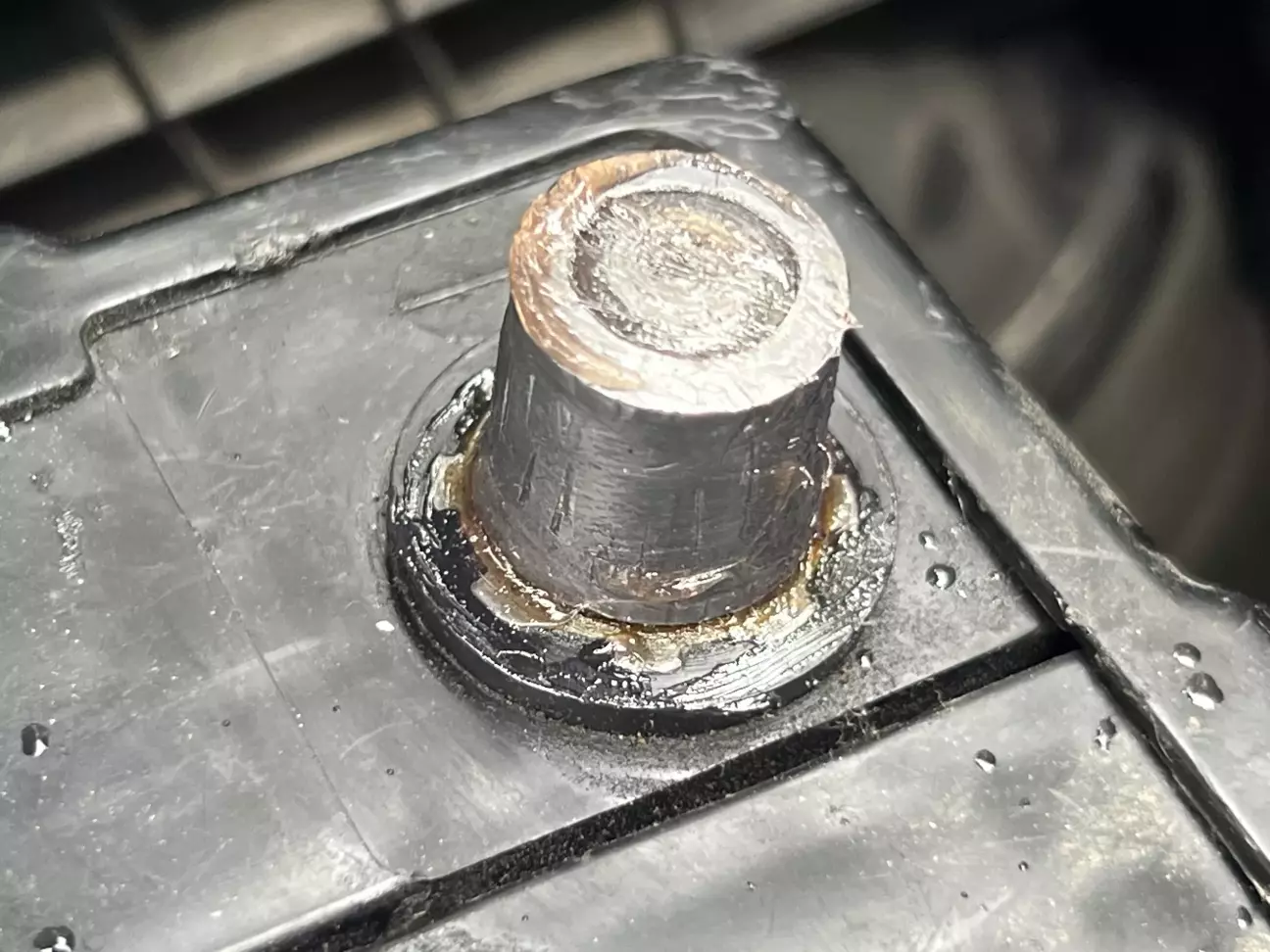 Обслуговування клем акумулятора смазкой Liqui Moly Batterie-Pol-Fett.