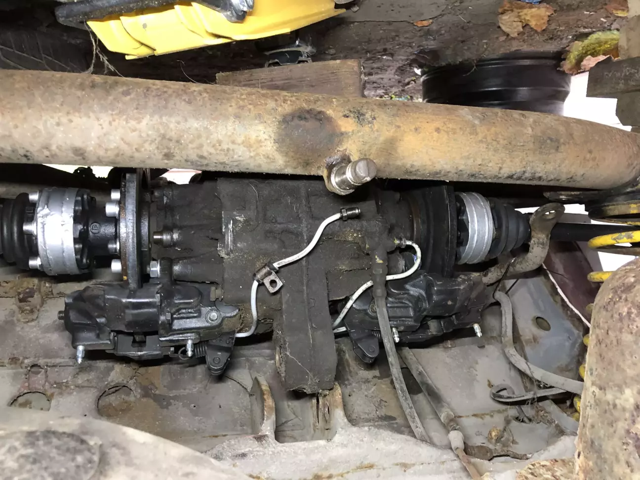 трубки прикручені до супортів, коробка приспущена на домкраті