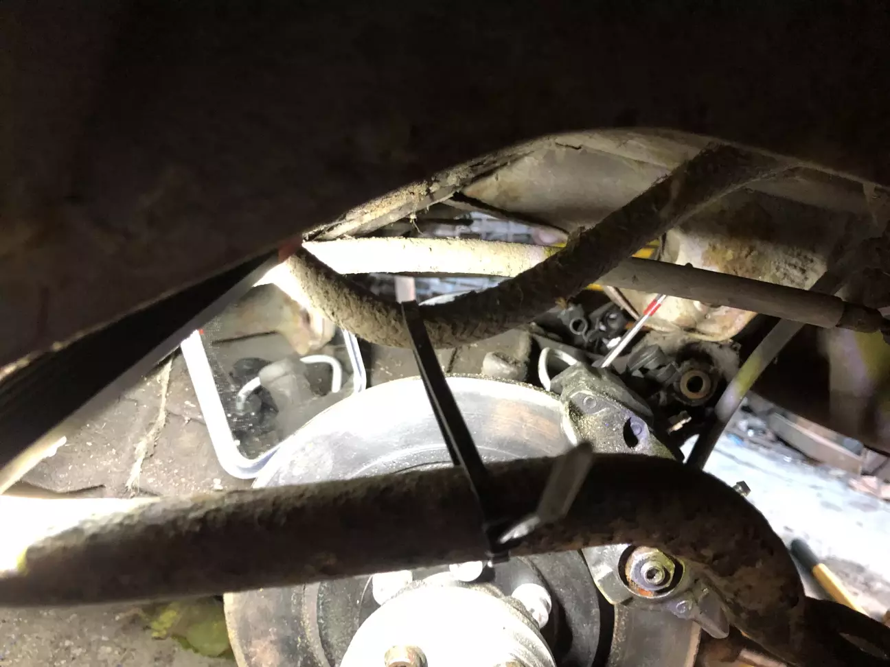 прикручування крізь дзеркало (стоіть зліва), незвично діяти дзеркально