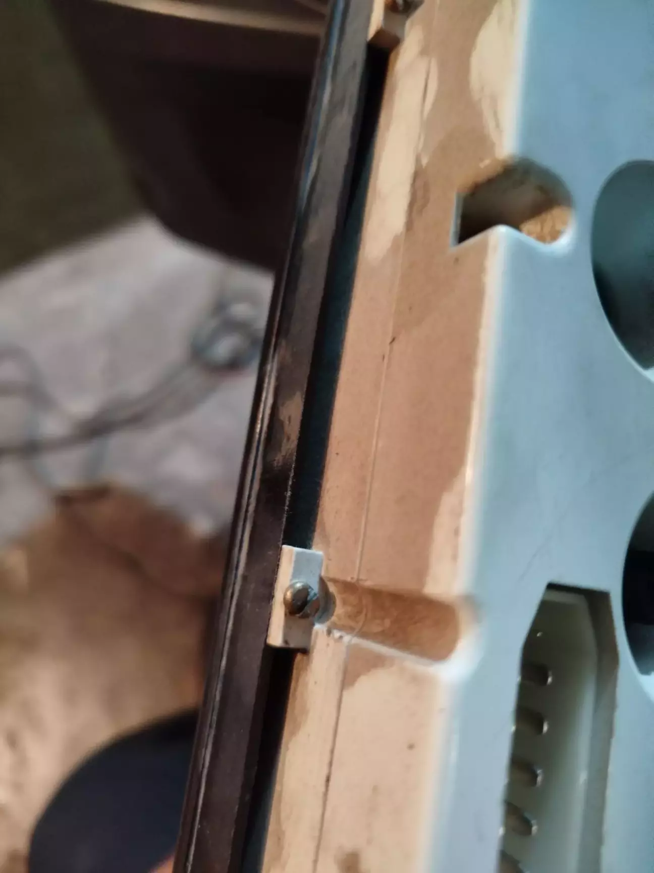 Почав викручувати болтики для доступу до стрілок