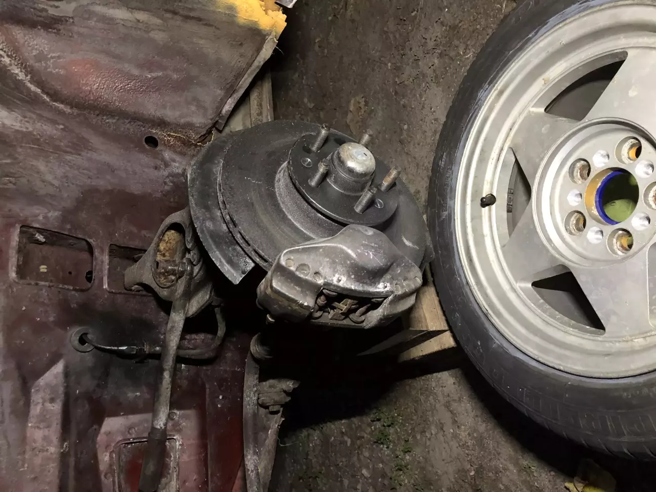 передній лівий гальміний шланг підвів, мабуть розслоівся під дією торм. рідини