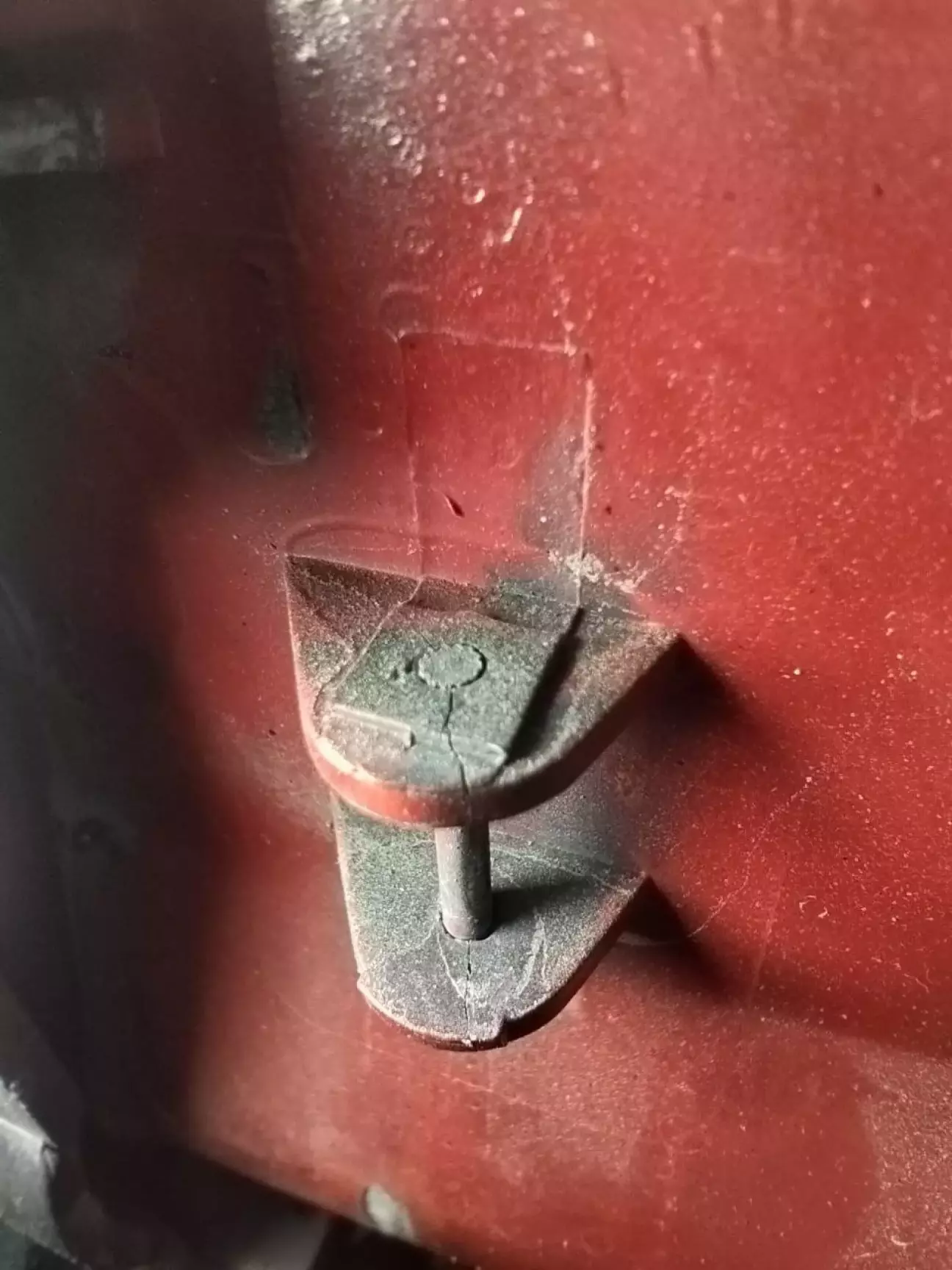 Тріщіна в місці кріплення скоби (верх та низ)