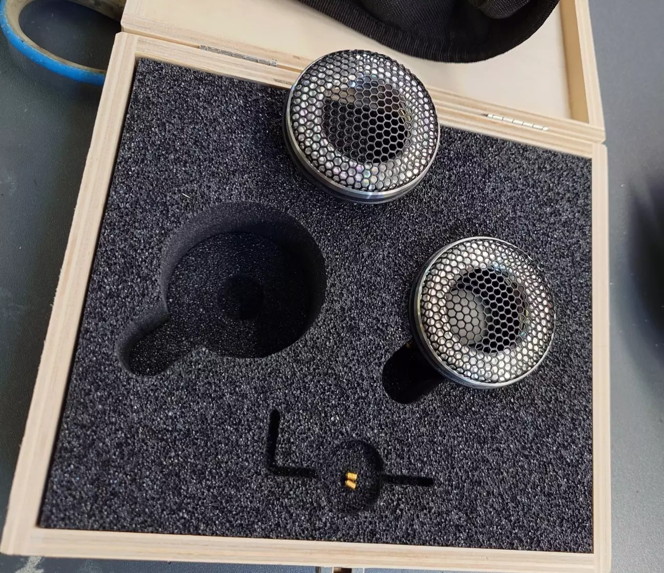 Твітери продаються у дерев'яному кейсі з прописаним серійним номером