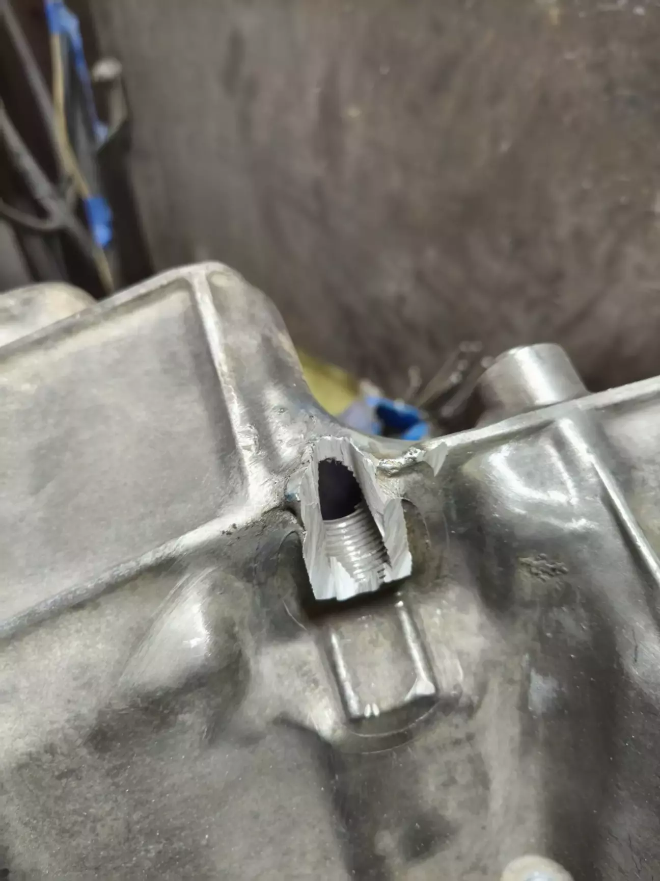 Треснувшая маслосливная горловина