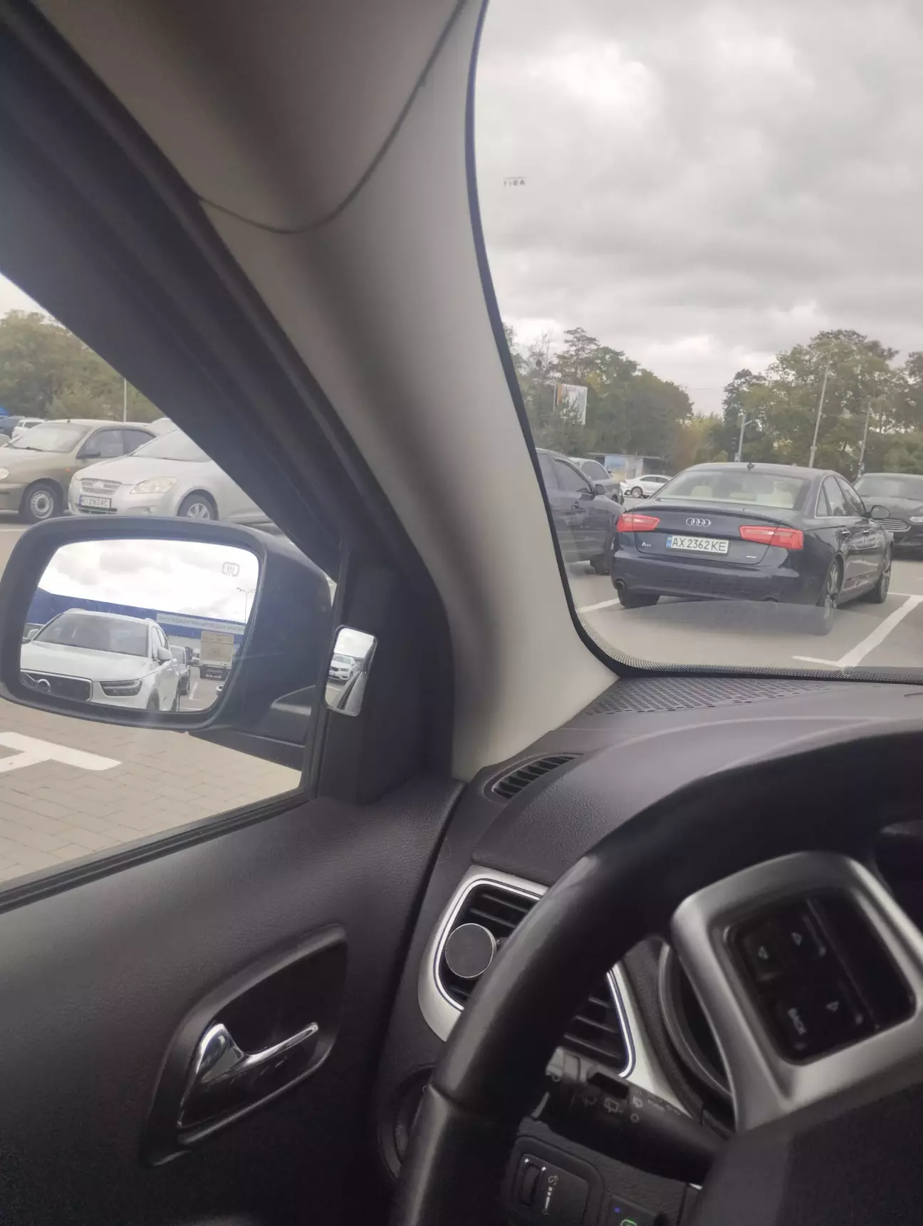 А это вид с места водителя. Пол шкоды не видно.