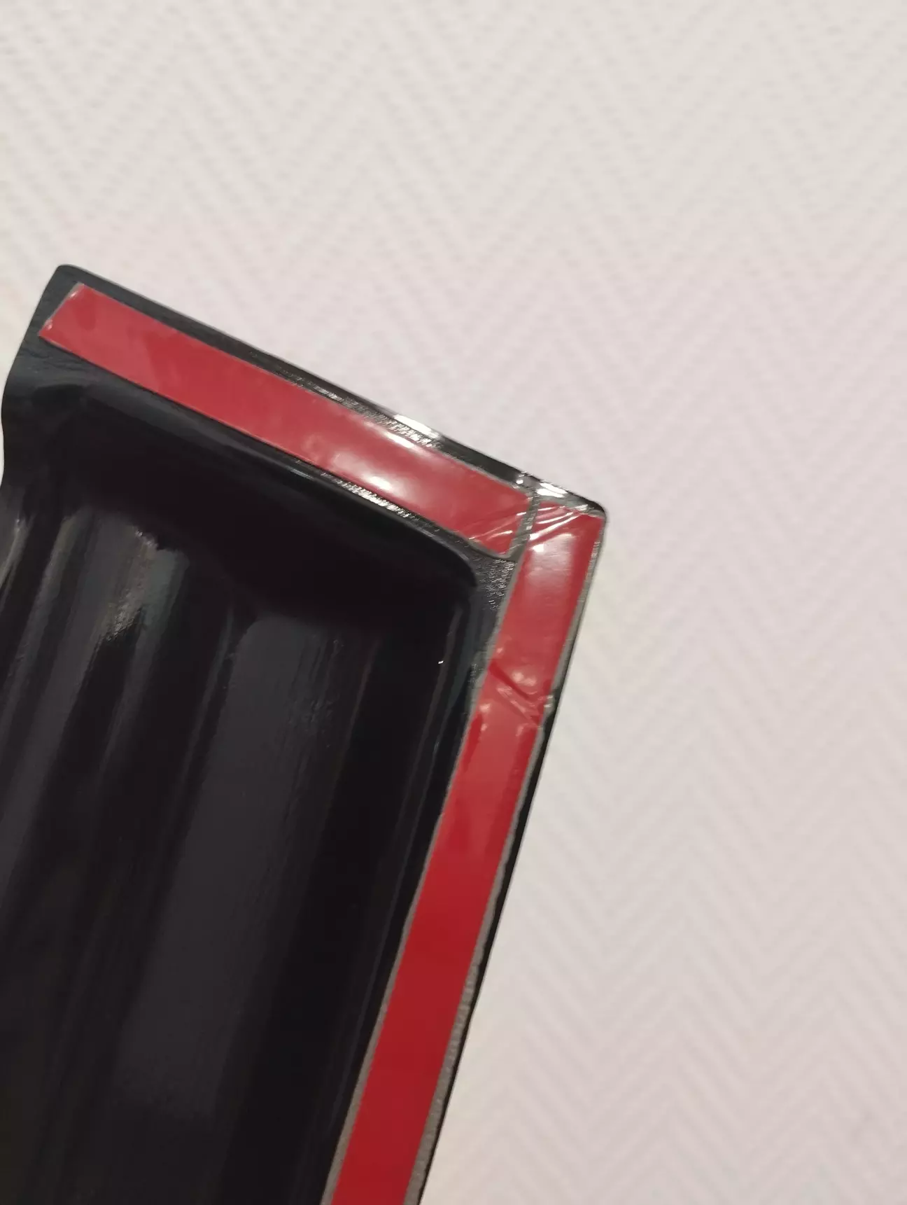 Качество заводского клея/скотча желает лучшего