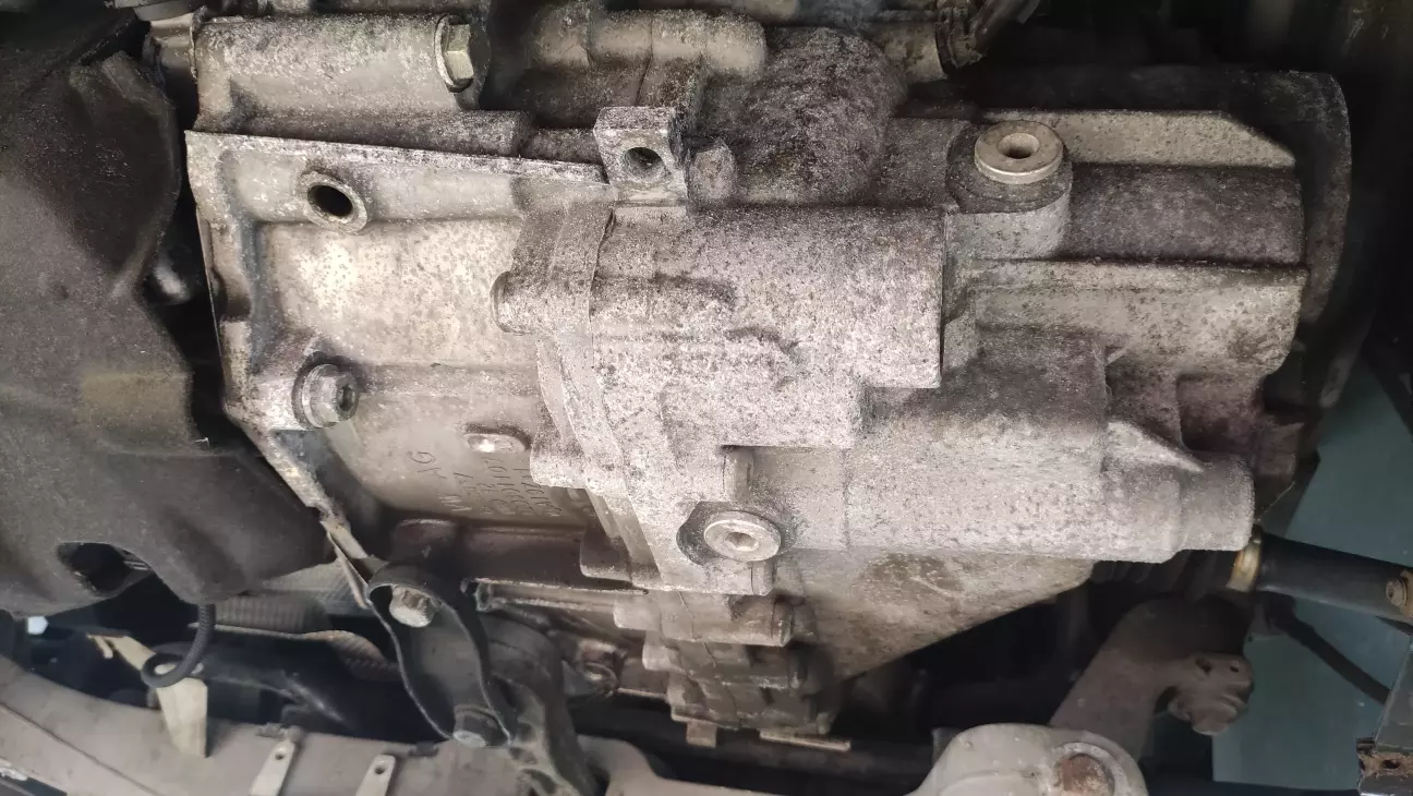 логічно, що зливна знизу, а заливна спереду