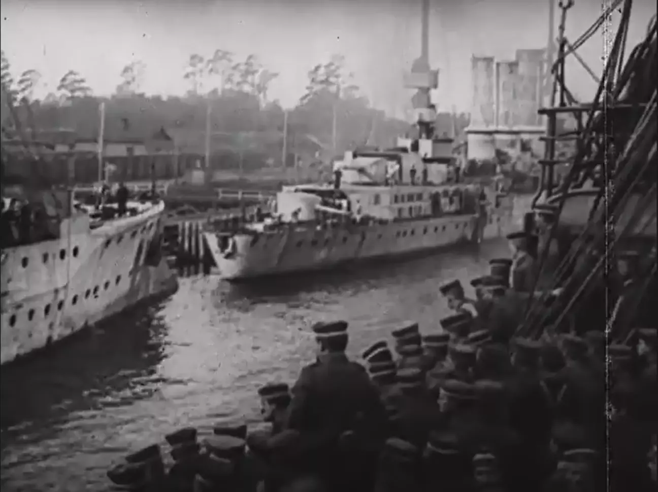 вихід одного з кораблів з десантом з порту