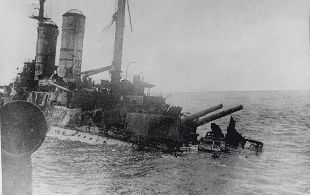 рос лінійний корабель Слава, на сіший на мілину під час виходу з бою, та залишений екіпажем