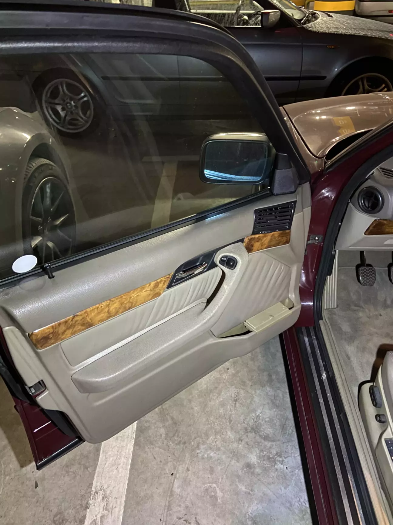 отдаёт зеленым цветом по сравнению с салоном