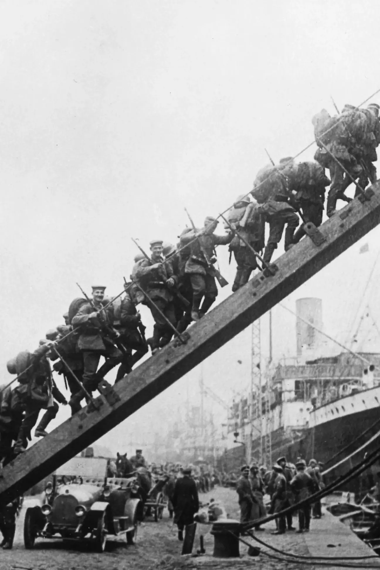 німецькі десантники грузяться на корабель
